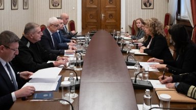 Йотова извика шефовете на службите и военното министерство заради ескалацията в Иран