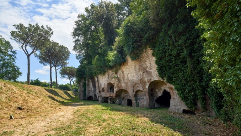 Археолози отвориха 2600-годишна напълно запечатана етруска гробница и откриха четири скелета