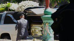 Погребаха най-издирвания мексикански наркобарон Ел Менчо в златен ковчег (снимки)