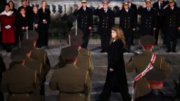 Йотова прие за пръв път почетния строй на представителните части на армията (снимки)