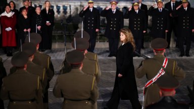 Йотова прие за пръв път почетния строй на представителните части на армията (снимки)