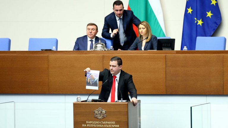 "Министърът на народа" с неотложни ангажименти, ИТН не успя да му поиска на живо оставката