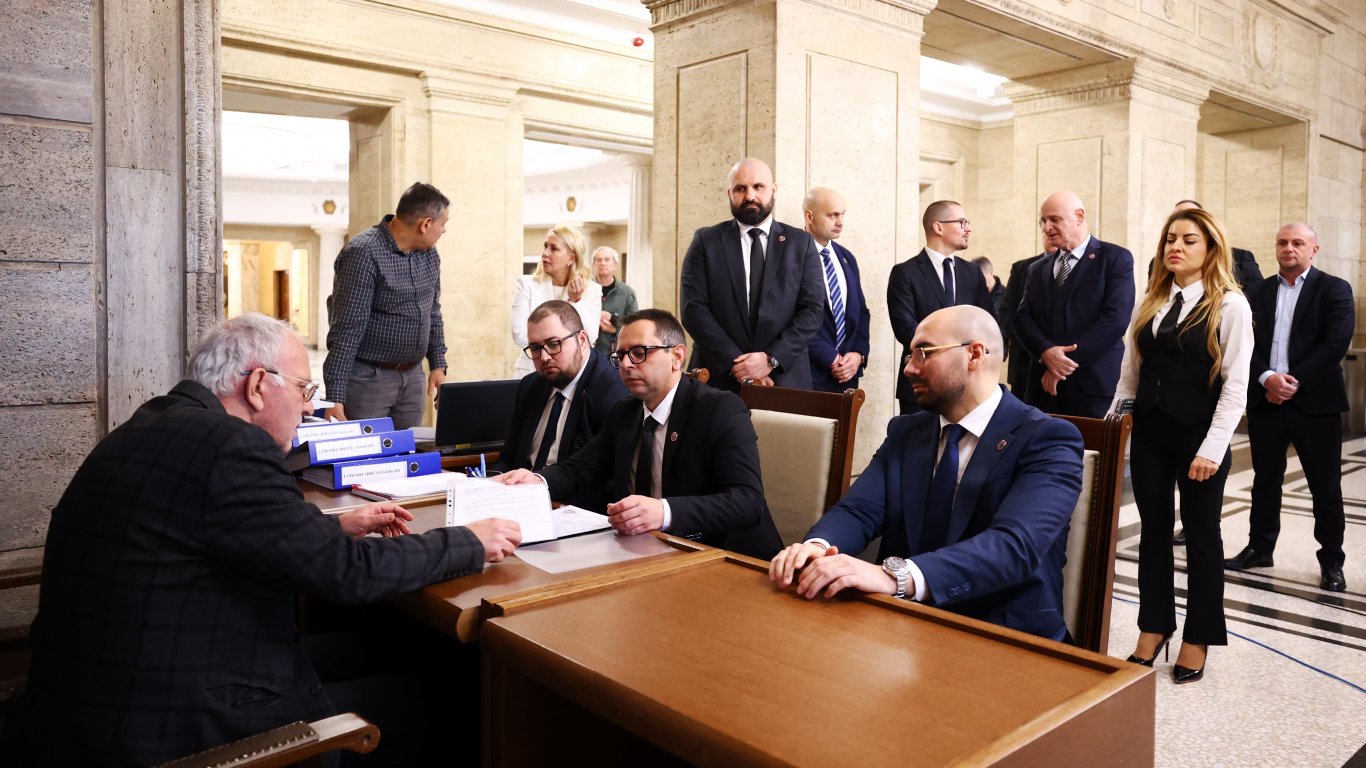 Партия МЕЧ се регистрира в ЦИК без лидера си: Радостин Василев е блокиран в Дубай
