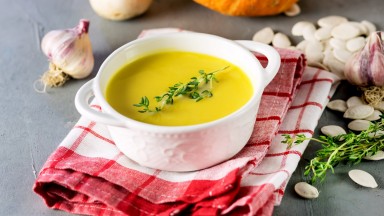 Ароматна крем супа от печен чесън