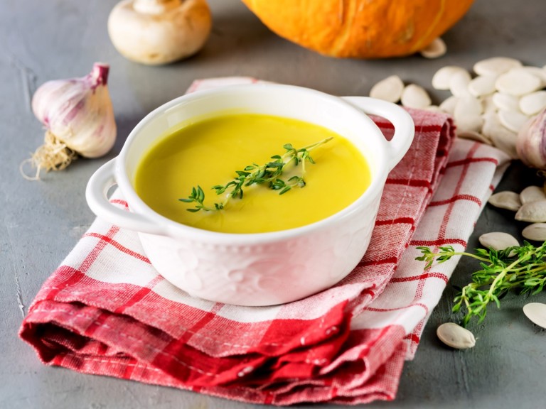Ароматна крем супа от печен чесън