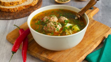 Лимонова супа топчета с кайма от пилешко и пресни зеленчуци