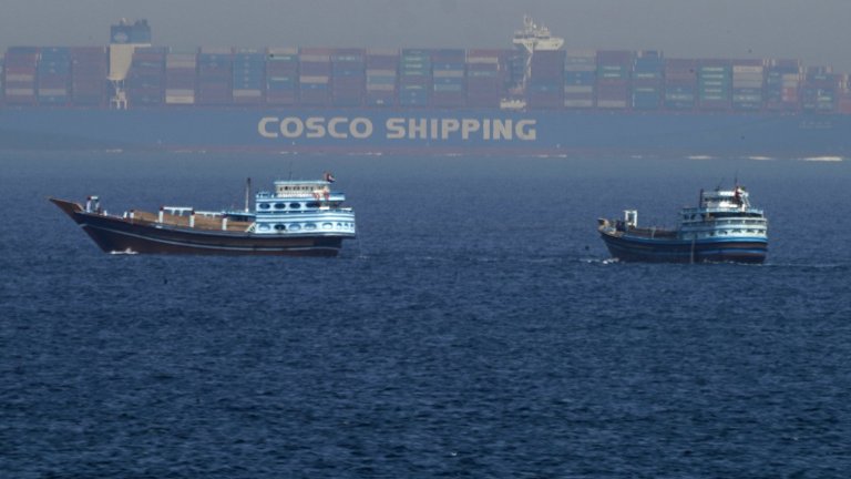 Снаряд удари контейнеровоз в Ормузкия проток