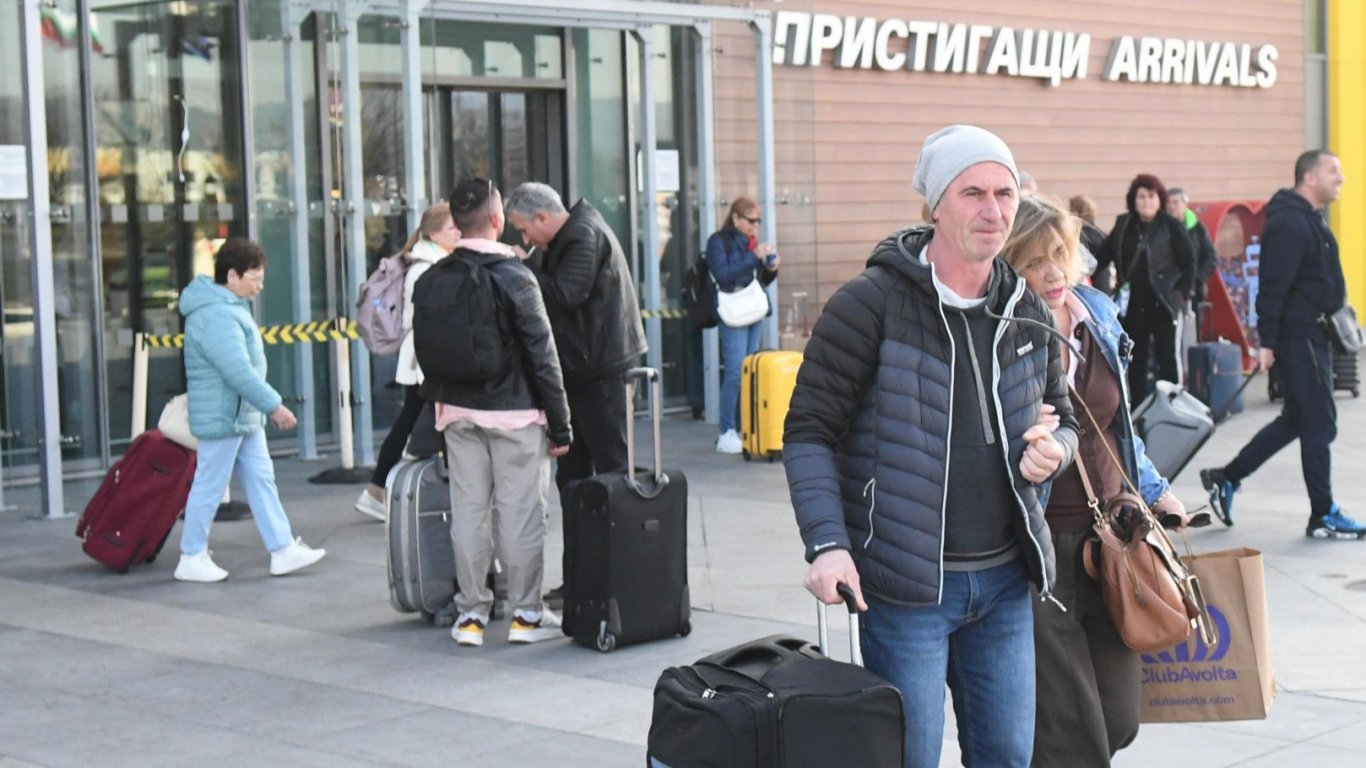Първите евакуирани от Близкия изток българи кацнаха във Варна от Дубай (снимки)