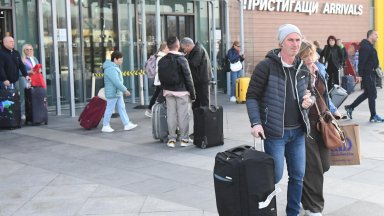 Първите евакуирани от Близкия изток българи кацнаха във Варна от Дубай (снимки)