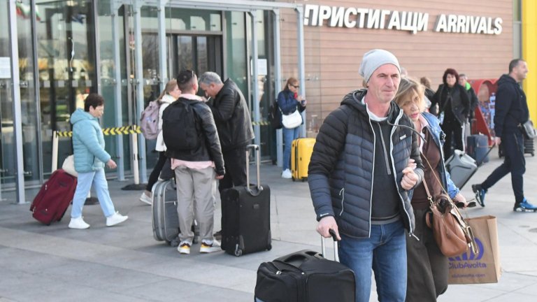 Първите евакуирани от Близкия изток българи кацнаха във Варна от Дубай (снимки)