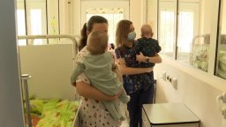 9-месечните близнаци, отглеждани в болница, вече са в приемно семейство