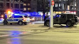 Катастрофа между кола и брониран джип блокира трамвайна линия (снимки)