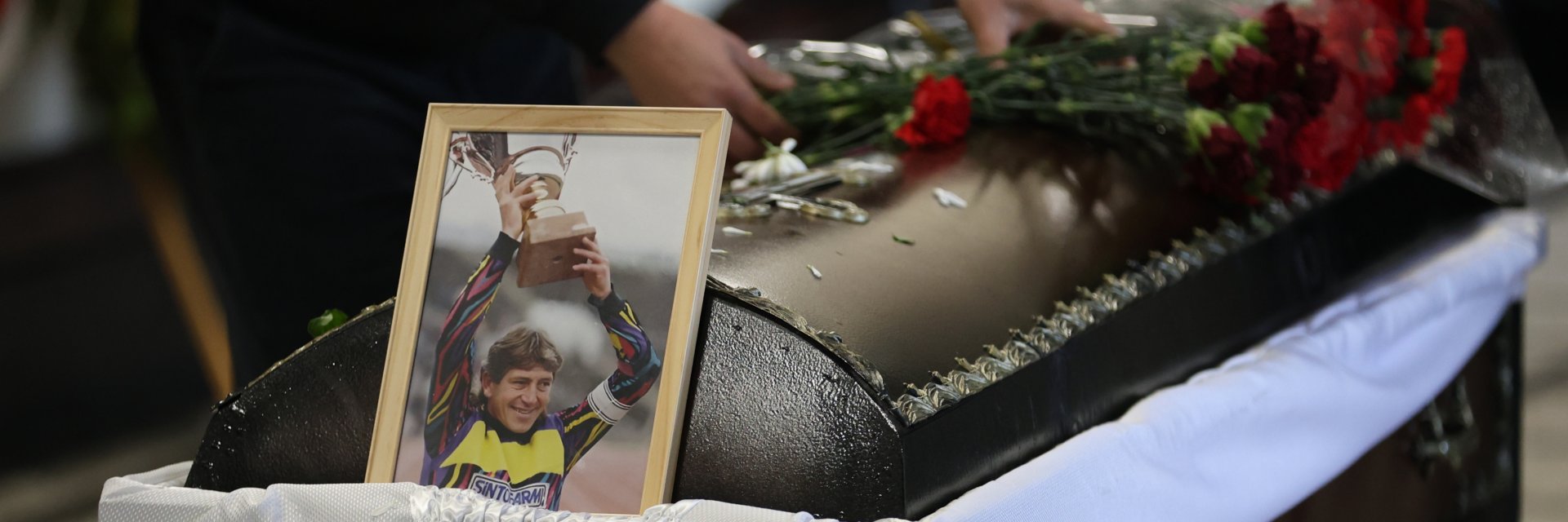 "Никога не предаде ЦСКА и приятелите си". Стотици се простиха с легендата Джони Велинов