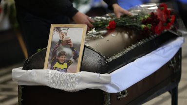 "Никога не предаде ЦСКА и приятелите си". Стотици се простиха с легендата Джони Велинов