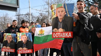 Протест и в щангите: Призоваха Ботев да сдаде президентския пост 
