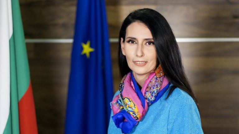 Пиарът на ГЕРБ: Вярно ли е, че Бонева се е върнала като министър и е нямало оставка?