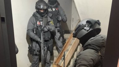 14 полицаи обезвредиха барикадирал се с майка си мъж, въоръжен с нож и чук