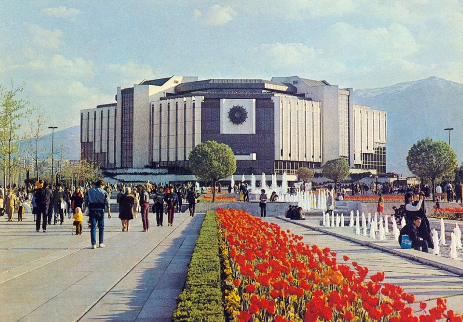 Над 30 милиона лева са събрани от столичани, които работят по един ден безвъзмездно, за да дадат своята лепта за създаването на НДК