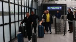 МВнР с най-мащабната операция по евакуация: Стотици българи се прибират от Дубай и Оман