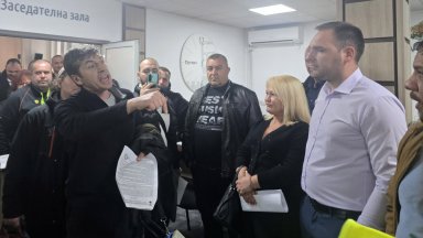 Сблъсък между граждани в Общинския съвет в Петрич, намеси се полицията (снимки)
