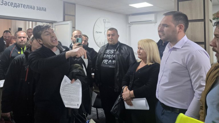 Сблъсък между граждани в Общинския съвет в Петрич, намеси се полицията (снимки)