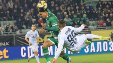 След нерви, бомбички и картони: "Лудогорец" пак би "Левски" на нула и намали изоставането