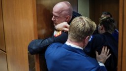 Сенатор и полицаи в Капитолия счупиха ръката на протестиращ срещу войната ветеран (снимки)