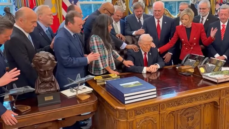 Доналд Тръмп събра пастори от цялата страна на молитва в Овалния кабинет