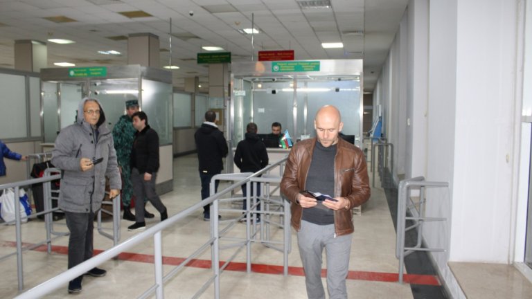 Евакуираха 10 български дипломати от Иран през Азербайджан