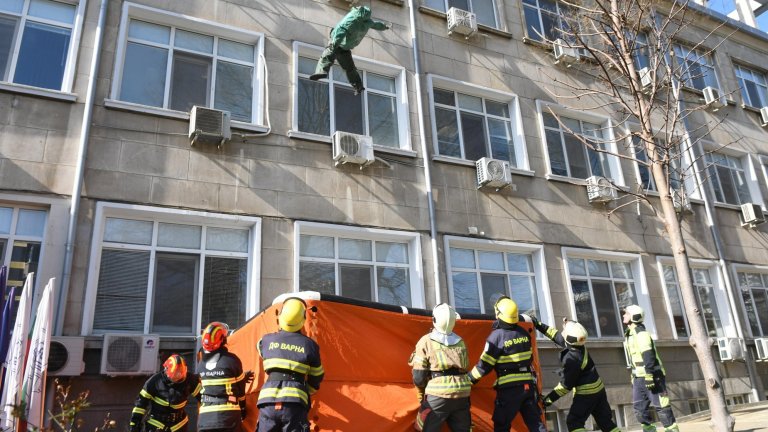 Симулация на пожар евакуира Медицинския университет във Варна (снимки)