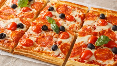 Вкусна пица с бутер тесто