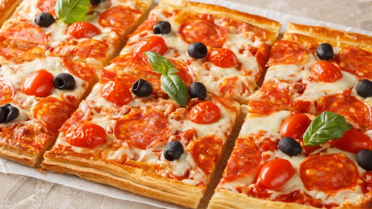 Вкусна пица с бутер тесто