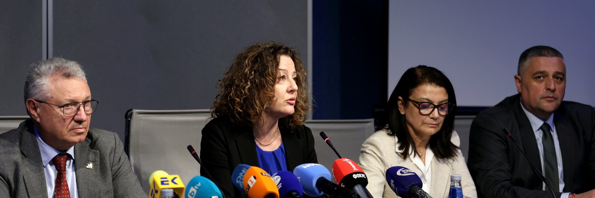 Над 1000 българи са евакуирани от ОАЕ, Иран е пуснал през границата екипа на посолството ни 