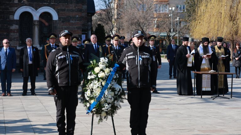 Полицаи от цялата страна почетоха загиналите си колеги с минута мълчание (снимки)