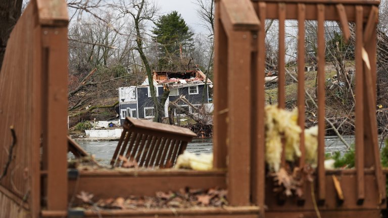 Мощно торнадо удари Мичиган и Оклахома (снимки/видео)