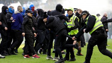 Грозни сцени с бой между агитки на терена белязаха голямото дерби на Глазгоу