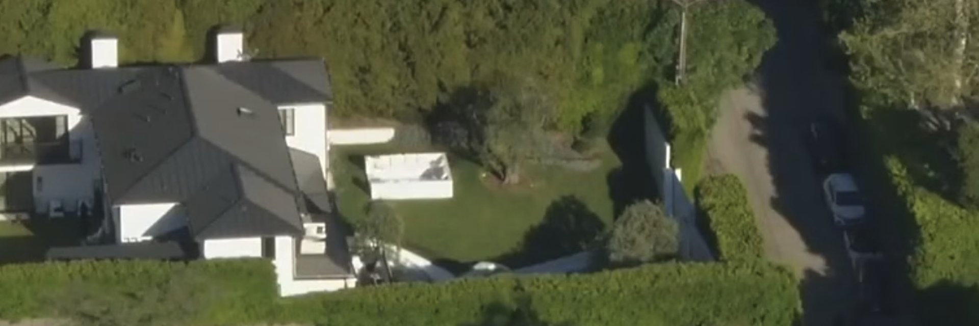 Жена откри стрелба по дома на Риана в Бевърли Хилс (видео)