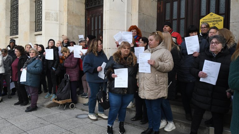 "Български пощи" протестират в деня за изплащане на пенсиите (снимки)
