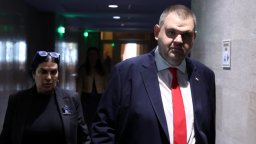 ДПС регистрира пълни листи за изборите - ето кои са водачите