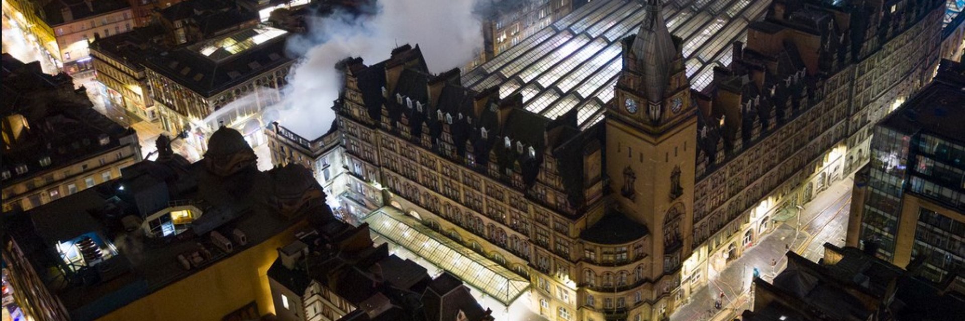 Опустошителен пожар затвори централната гара в Глазгоу (видео)