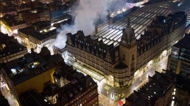 Опустошителен пожар затвори централната гара в Глазгоу (видео)