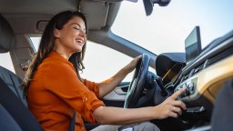 Китай въвежда задължителни физически бутони в колите от 2027 г.