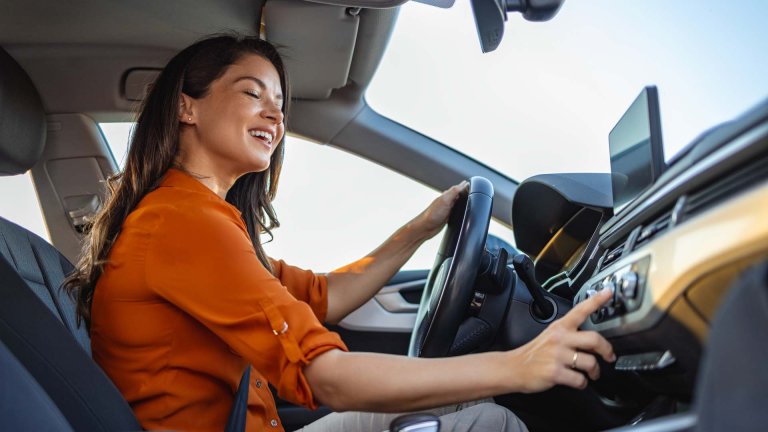 Китай въвежда задължителни физически бутони в автомобилите от 2027 г.