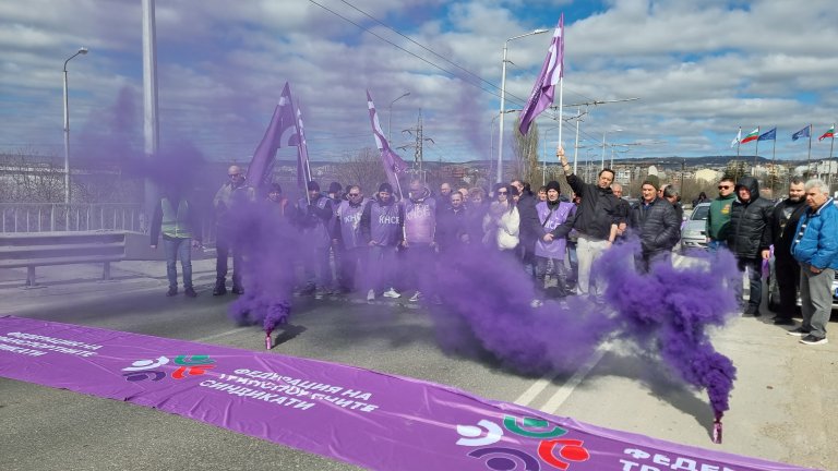 Протест в градския транспорт във Варна блокира Аспаруховия мост (снимки)