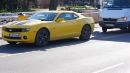 Шофьорка на спортен автомобил предизвика катастрофа и разправия на столичен булевард