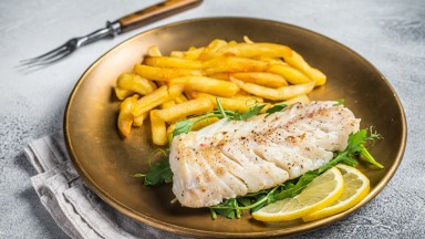 За малчуганите: Бяла риба на фурна с пържени картофки