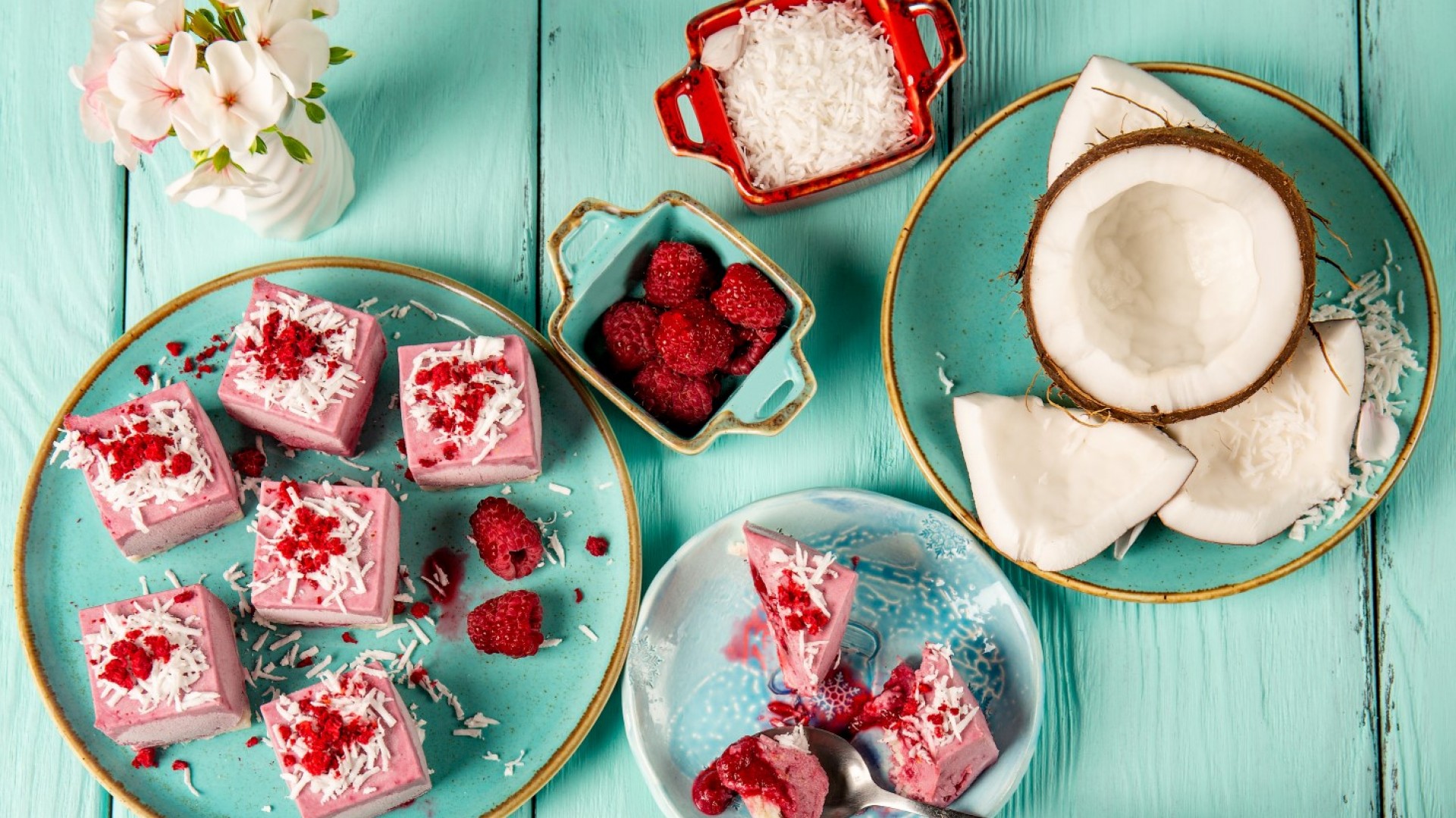 Без млечни продукти: Сурови мини кейкчета с малини и кокос