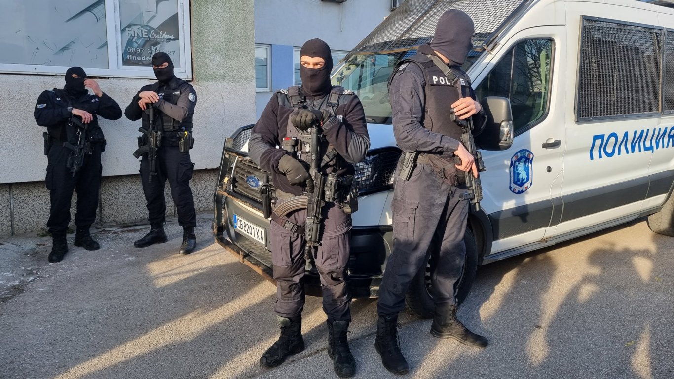 Полицейска акция в София: Иззети са над 300 000 къса нелегални цигари