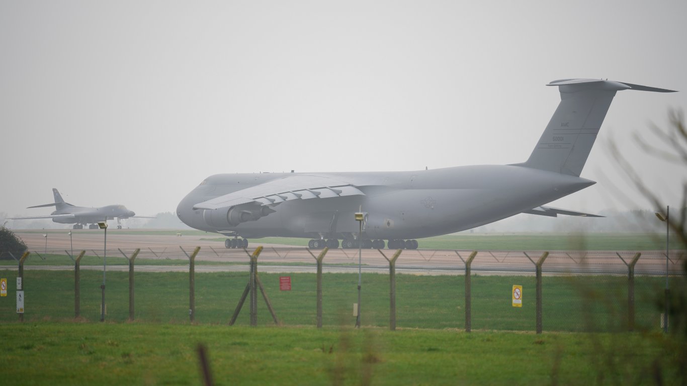 Военнотранспортен С-5 Galaxy рулира покрай бомбардировач B1 Lancer