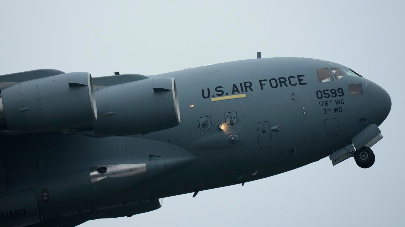Военнотранспортен C-17 Globemaster излита.